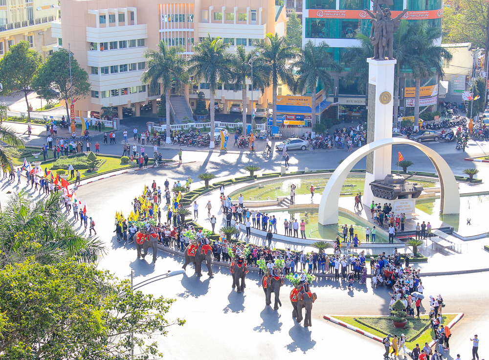 Ngã Sáu (TP. Buôn Ma Thuột) trong ngày hội. Ảnh: Hoàng Gia