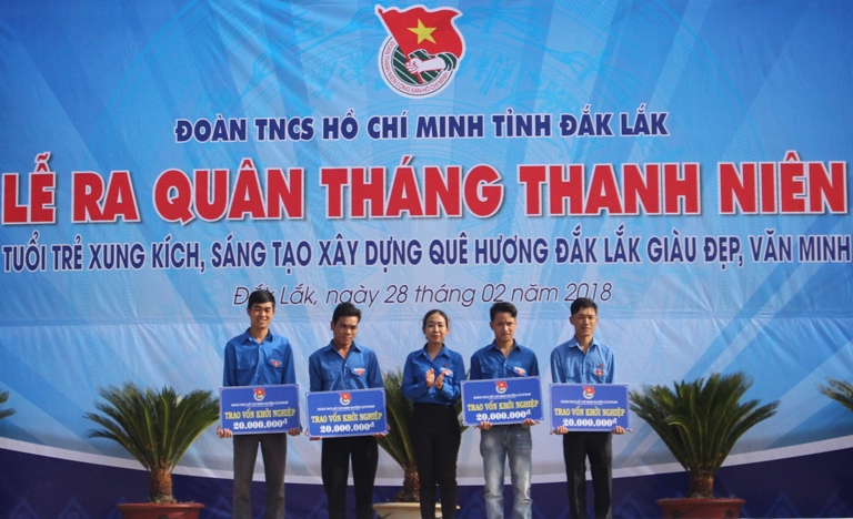 Các thanh niên được nhận vốn khởi nghiệp tại Lễ ra quân. 