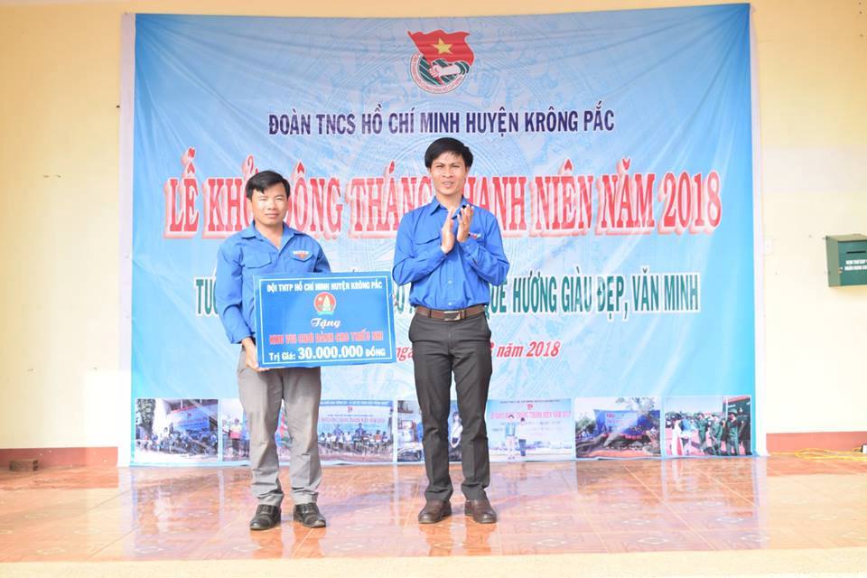 trao bảng tượng trưng