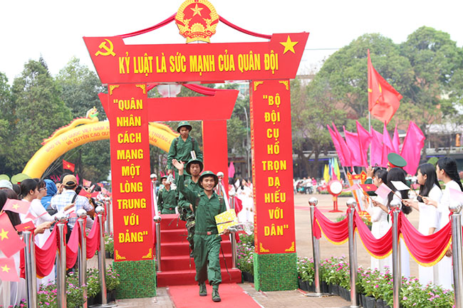 Tuổi trẻ TP. Buôn Ma Thuột tạm biệt người thân, bạn bè lên đường tòng quân. Ảnh: T. Hùng