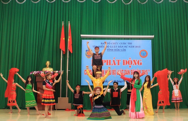 Một tiết mục văn nghệ tại Lễ phát động Cuộc thi “Tìm hiểu Bộ luật Dân sự năm 2015”.