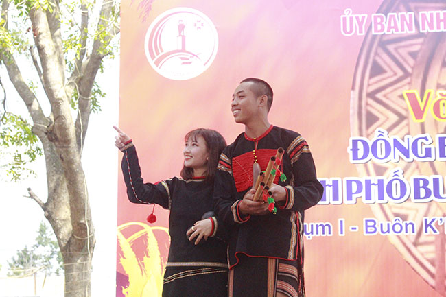 Em H’Yoan Adrơng, buôn Ju, xã Ea Tu trong phần thi thanh niên thanh lịch.