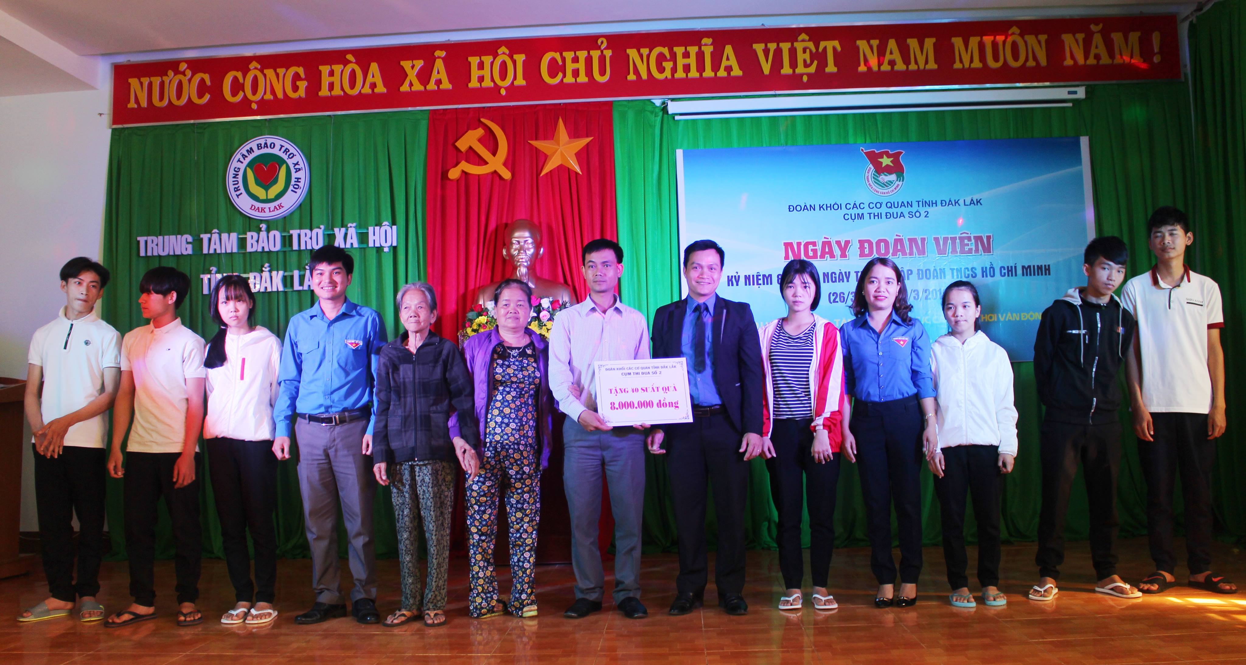 Đại diện Cụm thi đua số 2 tặng quà cho người có hoàn cảnh khó khăn