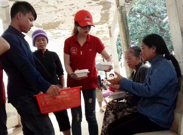 …và trao tận tay các suất cơm với bệnh nhân nghèo. 