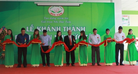 Nghi thức cắt băng khánh thành Bệnh viện Nhi Đức Tâm.