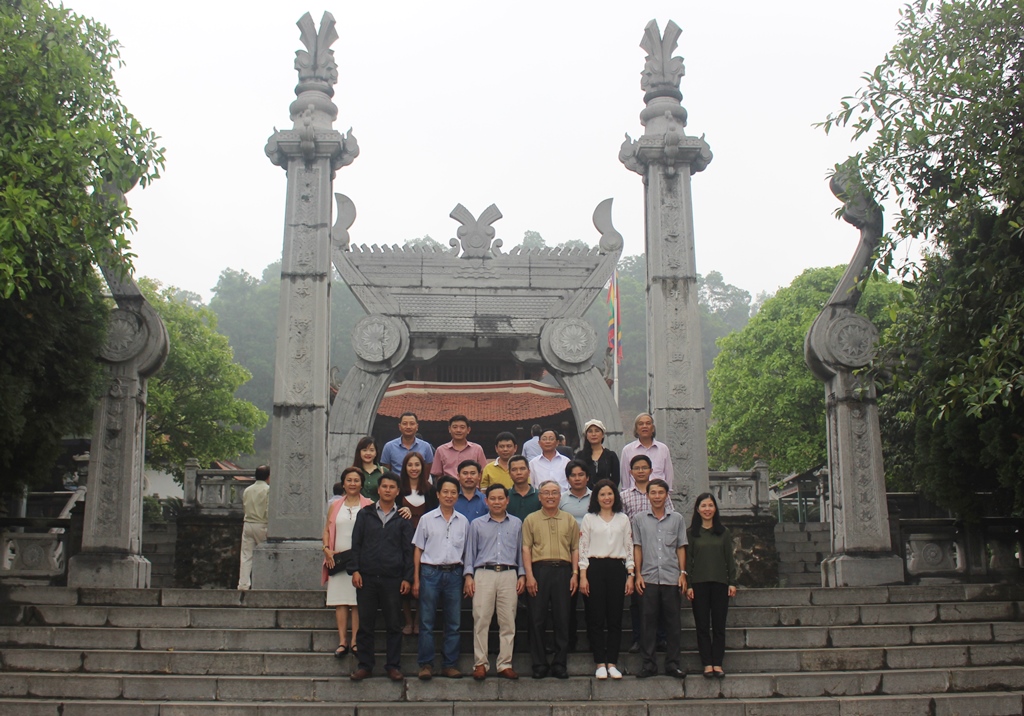 Các đại biểu chụp hình lưu niệm tại 