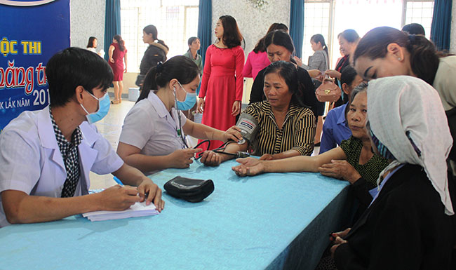 Các y, bác sĩ khám bệnh cho hội viên phụ nữ.