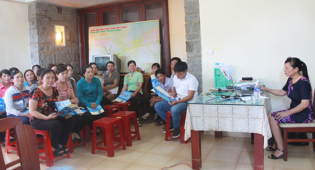 LĐLĐ tỉnh và BHXH tỉnh phối hợp tuyên truyền chính sách bảo hiểm, pháp luật lao động tại Công ty Môi trường Đông Phương. 