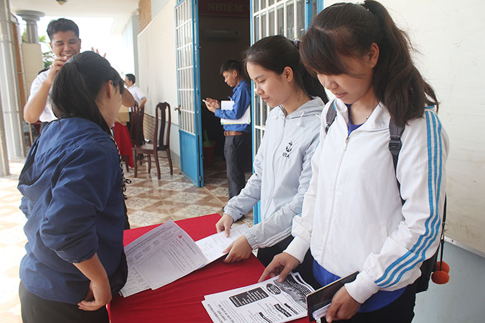Người lao động huyện Buôn Đôn tìm hiểu nhu cầu việc làm trong Ngày hội tư vấn giới thiệu việc làm của huyện.