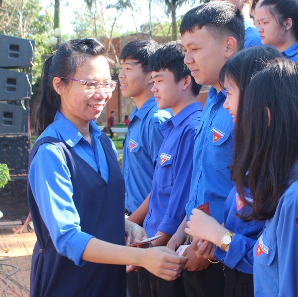 Đại diện Thành Đoàn Buôn Ma Thuột trao thẻ Đoàn cho đoàn viên mới Lớp đoàn viên 87 năm Đoàn TNCS Hồ Chí Minh