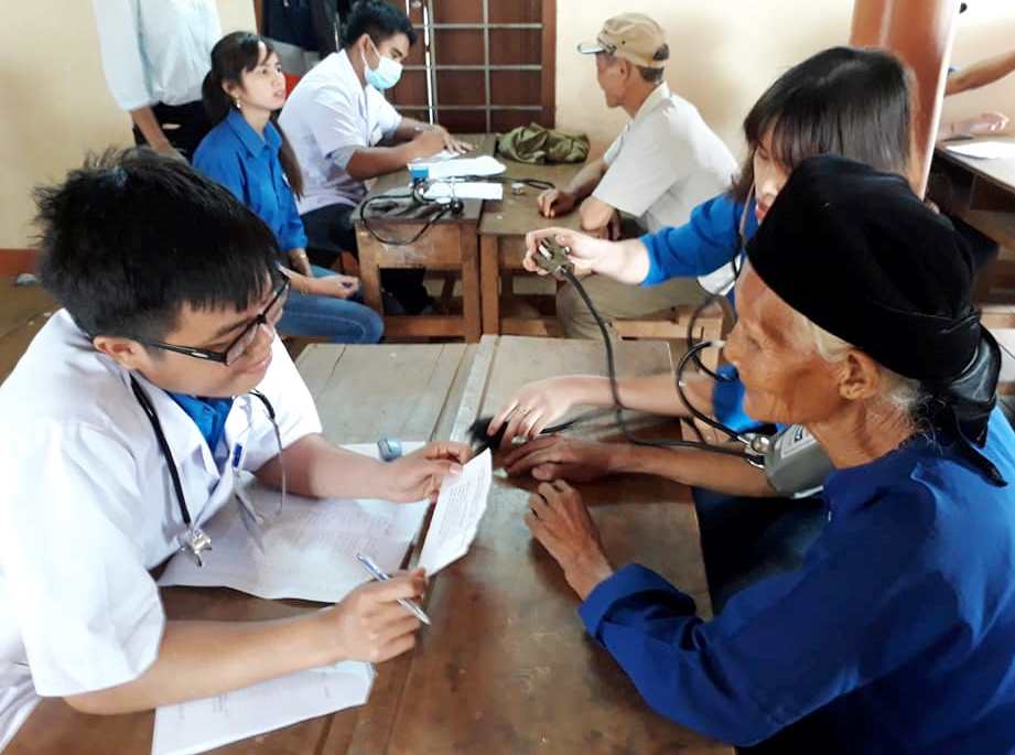 Cac y, bác sĩ tư vấn, khám bệnh cho người dân xã Ea Siên