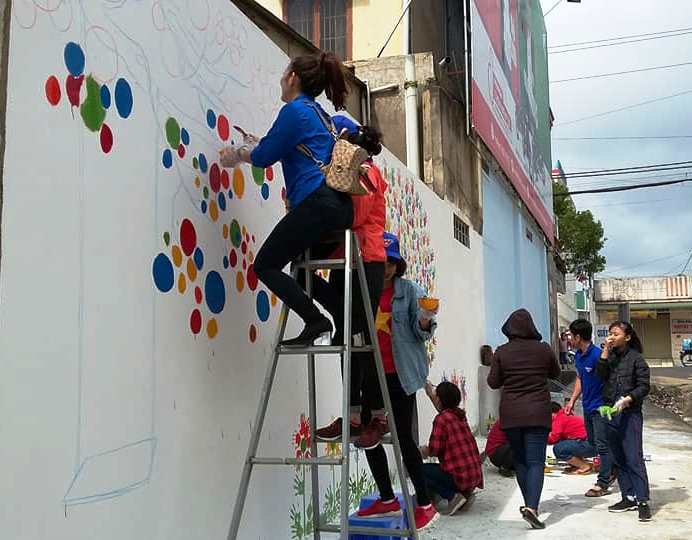 Đoàn viên thanh niên tham gia vẽ tranh tường tuyên truyền bảo vệ môi trường
