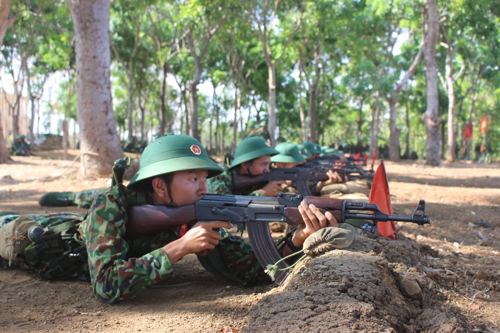 Chiến sĩ mới Tiểu đoàn 303 học bắn súng trên thao trường