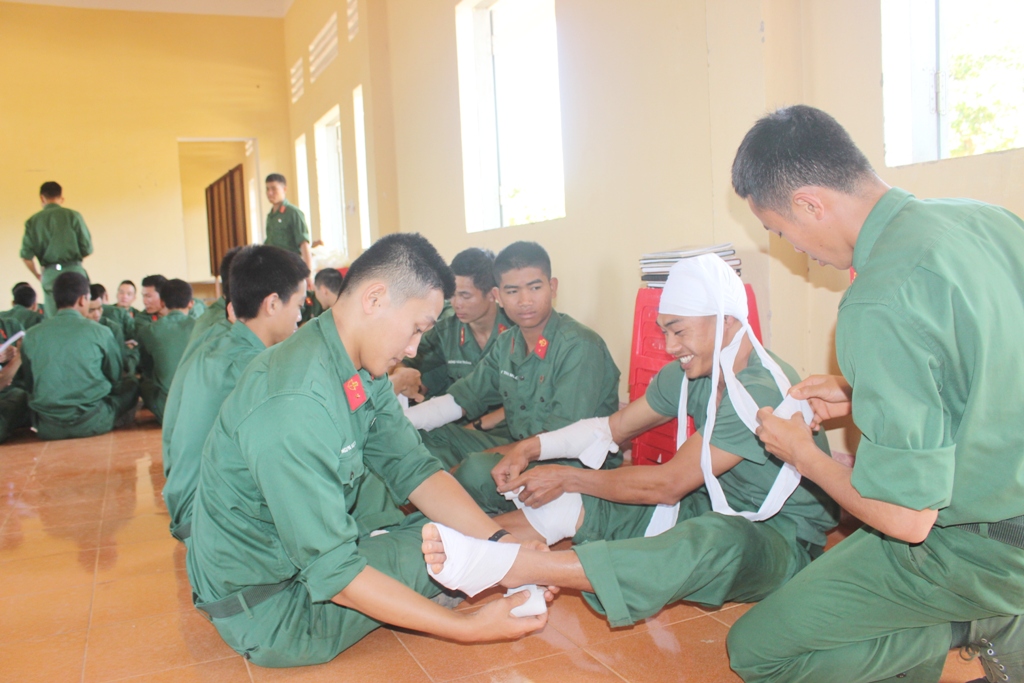 Một buổi học kỹ thuật băng bó cứu thương của chiến sĩ Lữ đoàn Đặc công 198