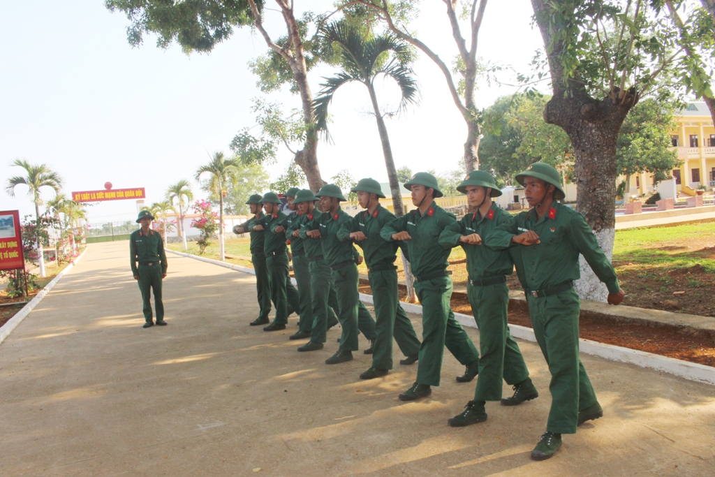 Chiến sĩ mới Tiểu đoàn 303 học điều lệnh đội ngũ