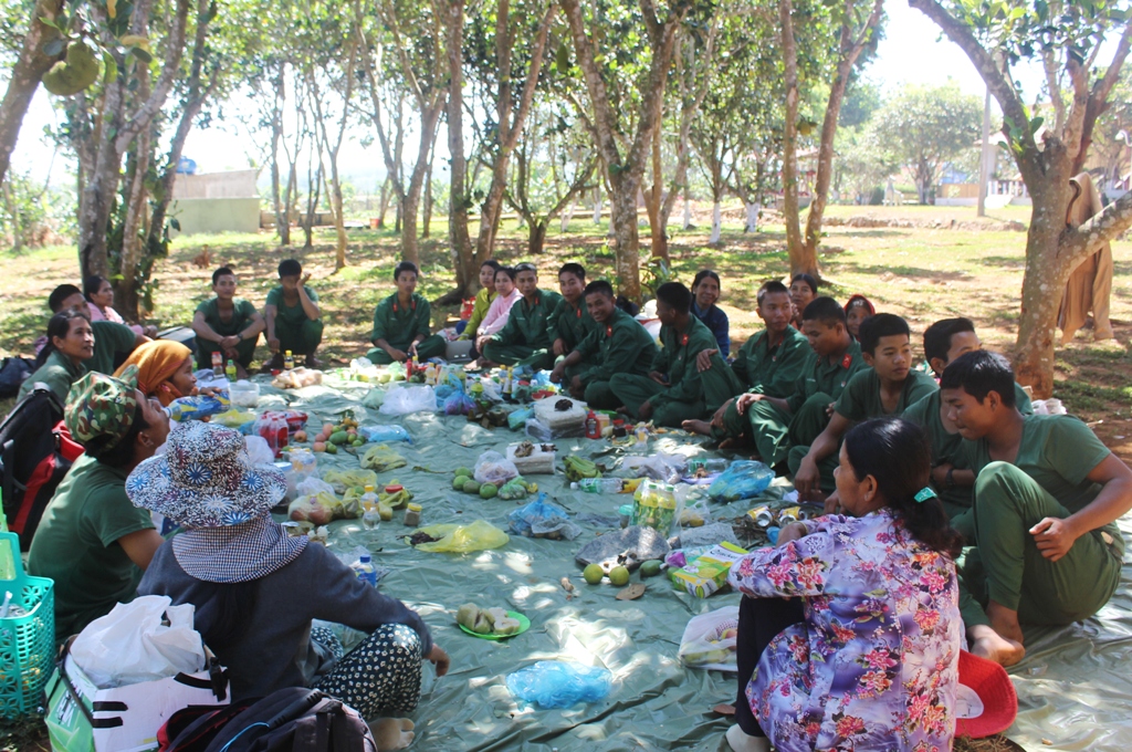 Vào ngày nghỉ cuối tuần, các đơn vị huấn luyện chiến sĩ mới luôn tạo điều kiện để thân nhân chiến sĩ gặp gỡ, động viên con em (Trong ảnh: Chiến sĩ mới Trung đoàn 95 quây quần bên thân nhân ngày nghỉ)