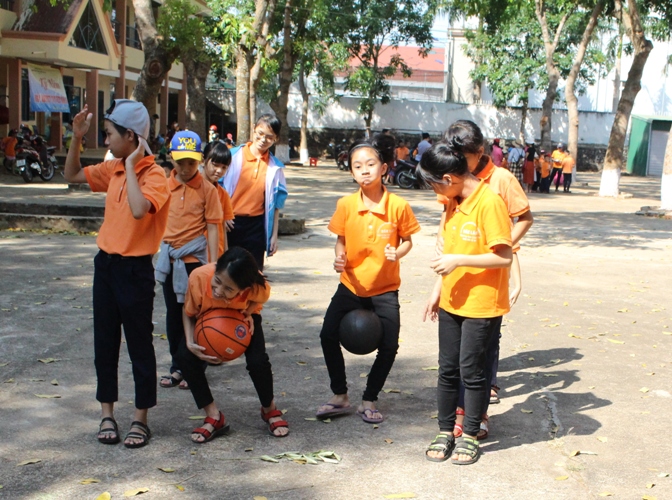 Các học sinh chơi trò chuyền bóng.