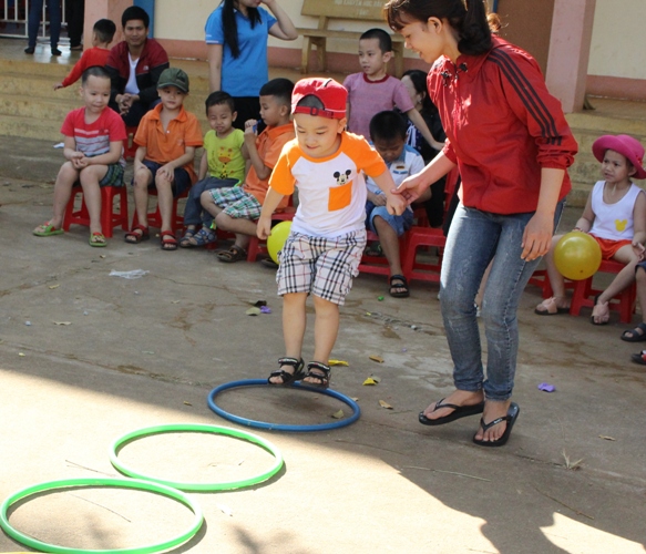 .. chơi trò nhảy qua vòng.