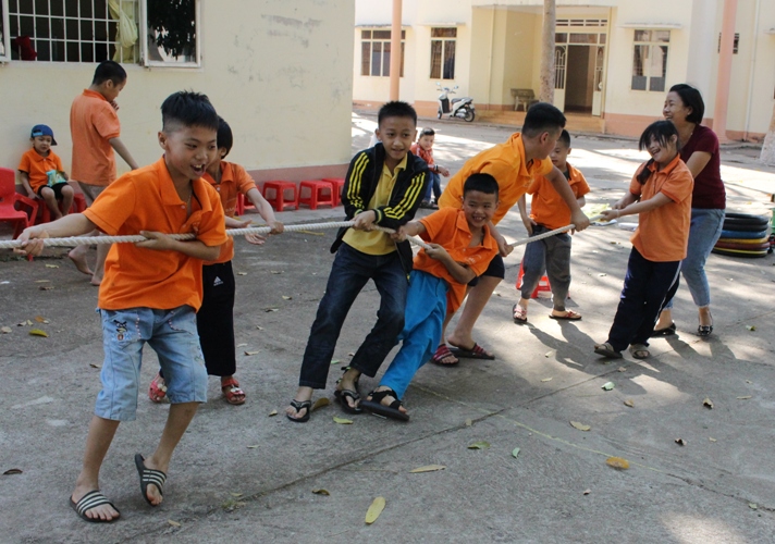 Học sinh vui vẻ tham gia chơi trò kéo co.