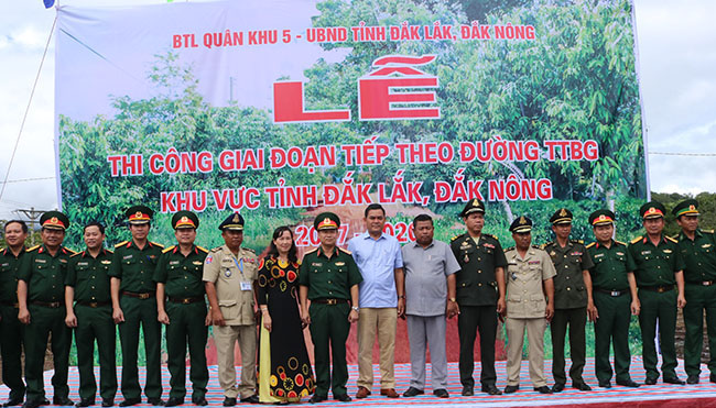 Các đại biểu trong lễ khởi công đường tuần tra biên giới.