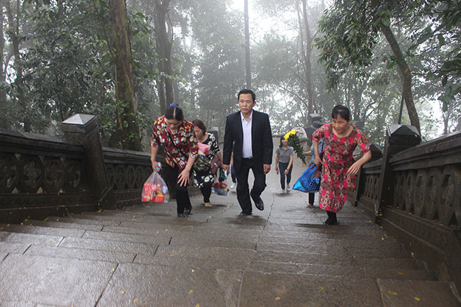 Du khách thập phương vượt qua các bậc đá cao để thăm Đền Hùng.