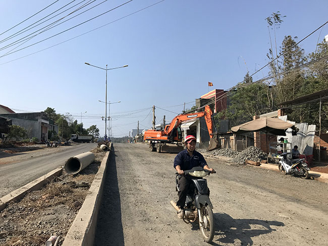 Nhiều đoạn của tuyến đường Trần Quý Cáp chưa được thi, công hoàn thiện.