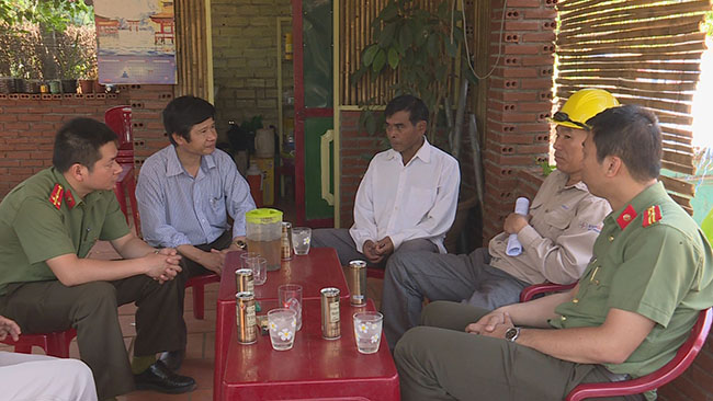 Cán bộ, chiến sĩ Phòng An ninh Kinh tế - Công an tỉnh và đại diện Công ty Thủy điện Buôn Kuôp làm việc với Bí thư Chi bộ buôn Drai.
