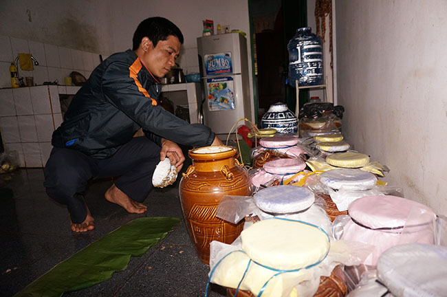 Anh Y Mới kiểm tra mẻ rượu cần trước khi giao cho khách.   