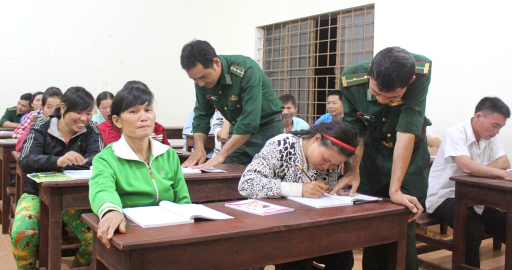 Cán bộ, chiến sĩ Đồn Biên phòng Ea H'leo hướng dẫn học viên lớp xóa mù chữ học tập