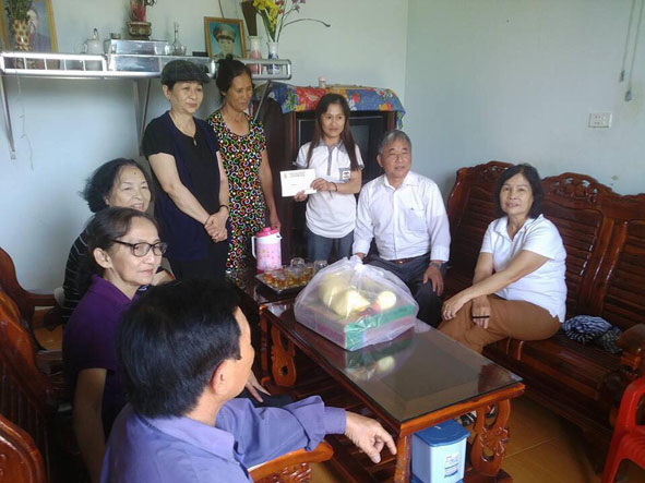 Các nhà hảo tâm tặng quà gia đình nạn nhân CĐDC tại xã Ea Kly huyện Krông Pắc. 