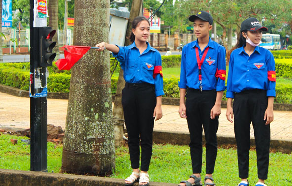Đoàn viên thị trấn Buôn Trấp (huyện Krông Ana) tham gia giữ gìn trật tự an toàn giao thông. 