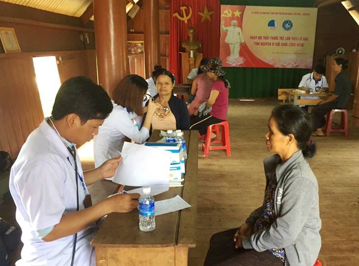 Các y, bác sĩ tư vấn, khám bệnh cho người dân