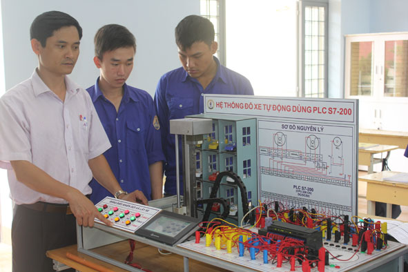 Thầy Dũng và sinh viên vận hành hệ thống đỗ xe tự động.