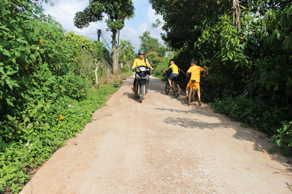 Đường bê tông ở thôn Lộc Thịnh do nhân dân đóng góp xây dựng Ảnh: N.Huyền