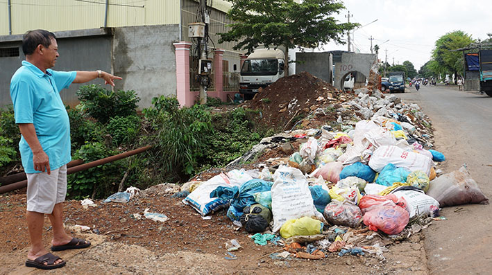 Bãi rác bốc mùi hôi thối và lấn ra đường Y Wang.