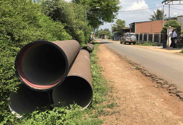 Việc thi công hệ thống ống dẫn nước đang bị ngưng trệ.