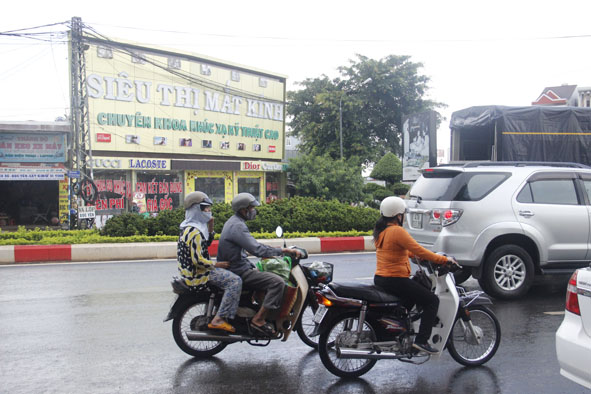 Cửa hàng kinh doanh mắt kính trên đường Nguyễn Chí Thanh (TP. Buôn Ma Thuột) tự ý trưng biển hiệu “siêu thị”. 