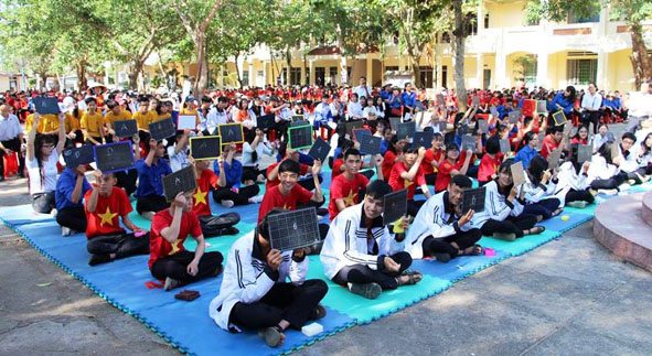 Các thí sinh trả lời câu hỏi ở phần thi “Rung chuông vàng” trong Ngày hội “Khi tôi 18” cấp tỉnh năm 2018. 