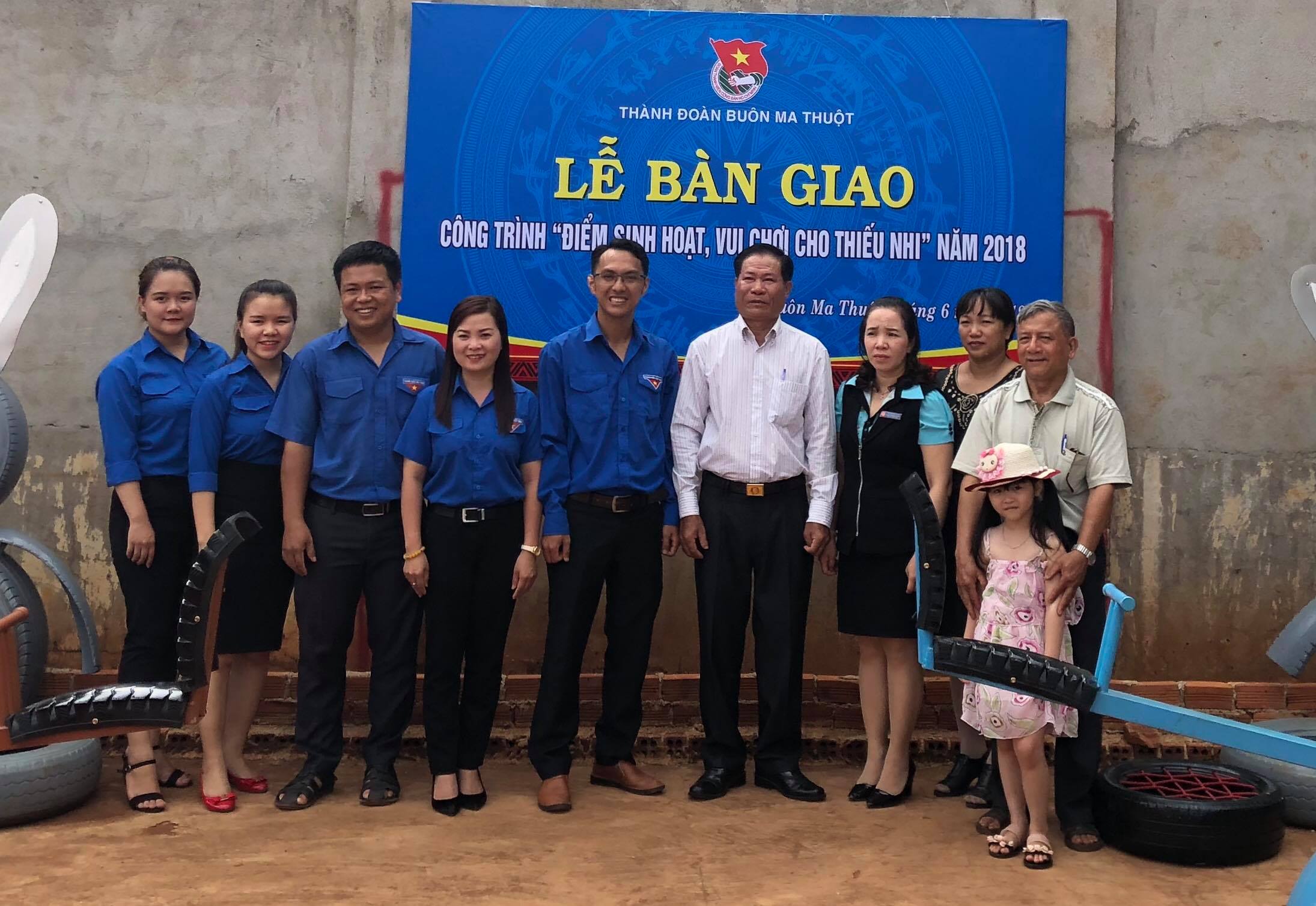 Đại diện Thành Đoàn Buôn Ma Thuột bàn giao công trình măng non cho Tổ dân phố 9