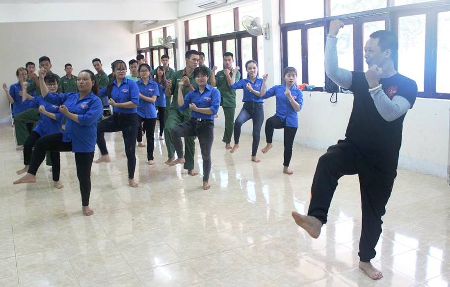 Các học viên học các bài dân vũ