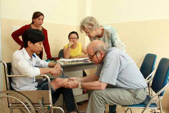 Quỹ Bảo trợ trẻ em tỉnh phối hợp với tổ chức Children Action khám sàng lọc dị tật vận động và sẹo bỏng miễn phí cho trẻ em trên địa bàn tỉnh.