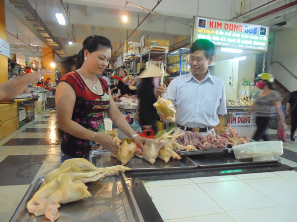 Người tiêu dùng mua thực phẩm tại chợ Trung tâm Buôn Ma Thuột.    