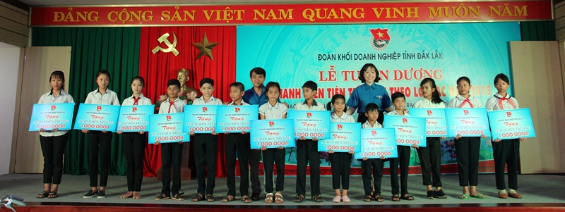 Đại diện Đoàn khối Doanh nghiệp tỉnh trao quà cho học sinh nghèo vượt khó