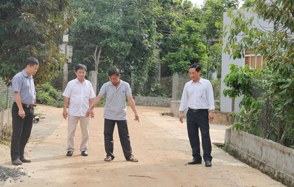 Một đoạn đường  ở buôn Dun hình thành nhờ việc hiến đất của người dân.