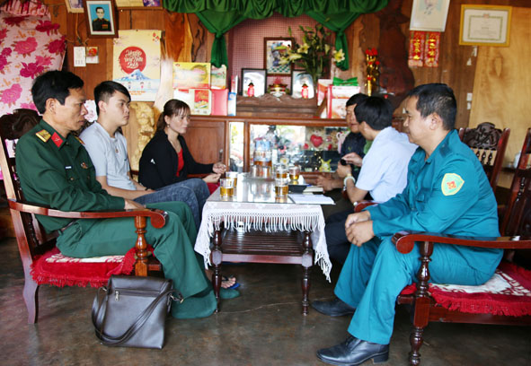 Cán bộ Ban CHQS huyện và xã Quảng Tiến tuyên truyền, vận động thanh niên và gia đình về trách nhiệm và nghĩa vụ của công dân đối với Tổ quốc.