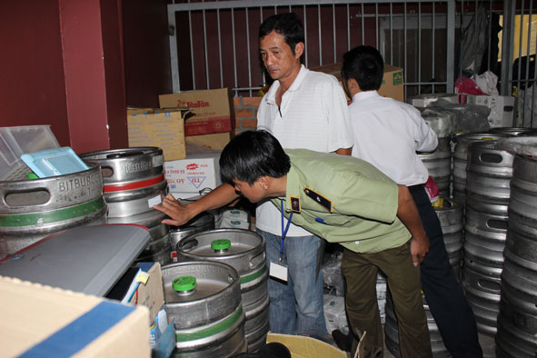 Tiến hành kiểm tra nguồn gốc thực phẩm tại một nhà hàng ở TP. Buôn Ma Thuột.