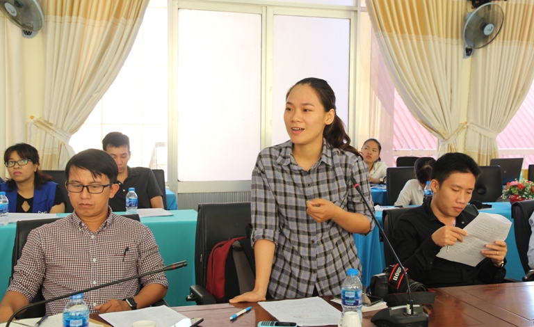 Phóng viên Báo Dân trí nêu câu hỏi tại buổi họp báo.