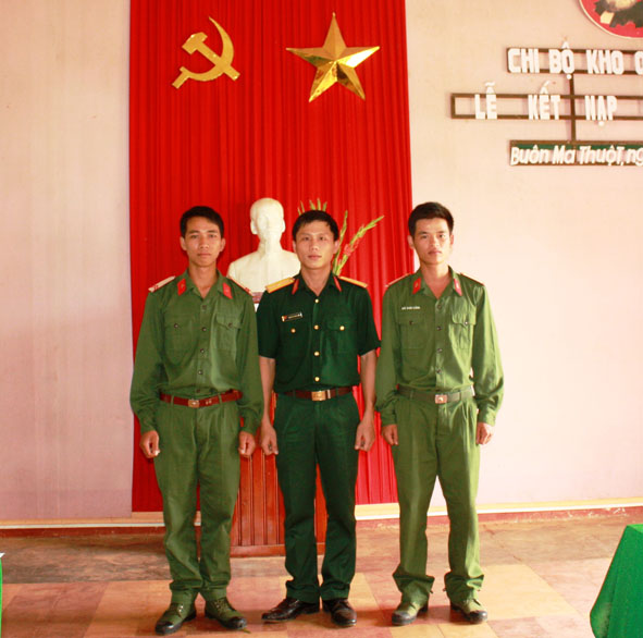 Lễ kết nạp đảng viên mới của Chi bộ Kho quân khí, Đảng ủy Phòng Kỹ Thuật -Bộ Chỉ huy Quân sự tỉnh-. (Ảnh: Bộ Chỉ huy Quân sự tỉnh cung cấp)