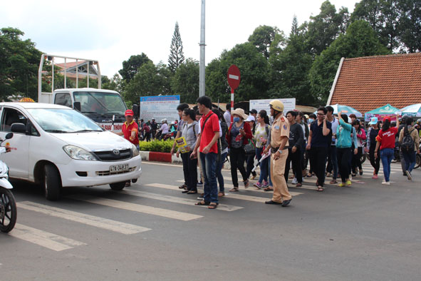 Lực lượng CSGT hướng dẫn thí sinh và phân luồng giao thông trước điểm thi Trường Đại học Tây Nguyên  trong mùa thi 2017 (ảnh minh họa). 
