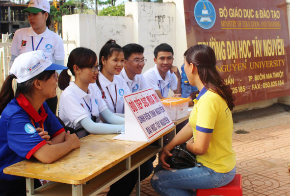 Sinh viên tình nguyện tư vấn cho thí sinh trong Kỳ thi THPT quốc gia 2017.